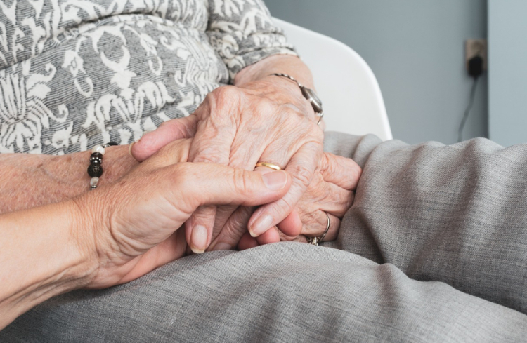 Was sind die Vorteile der Seniorenpflege zu Hause?