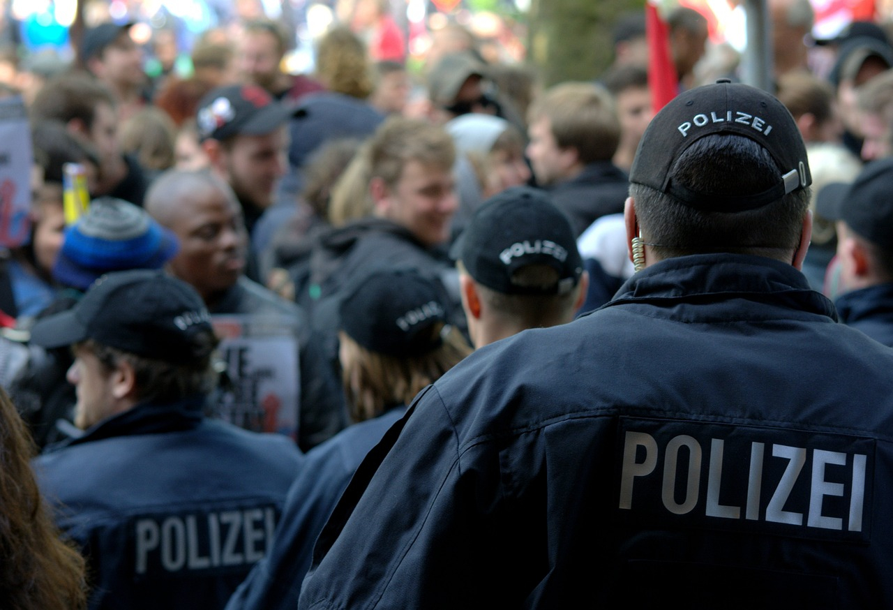 Rosenmontagszug in KÃ¶ln begeistert Tausende