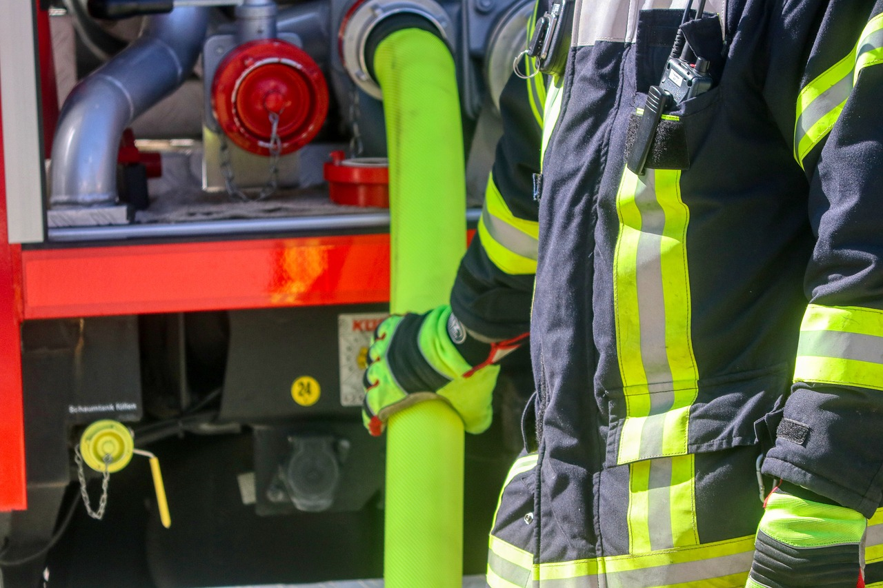 GroÃbrand in KÃ¶lner Entsorgungsbetrieb - Feuerwehr im Einsatz